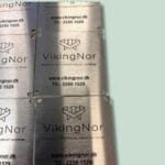VikingNor logo på metalplader med kontaktinfo