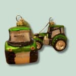 Grøn traktor julepynt med gulddetaljer.