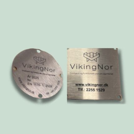 VikingNor metalplade med logo og kontaktinformationer