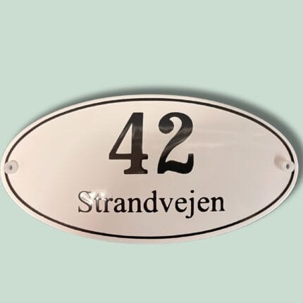 Husnummer 42 på Strandvejen skilt