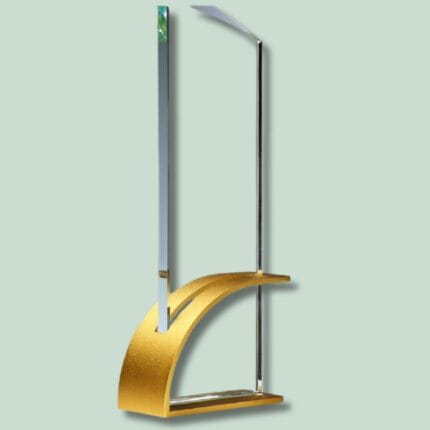 Moderne guld- og sølvlampe på buet base