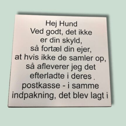 Skilt om hunde og efterladenskaber i postkassen.