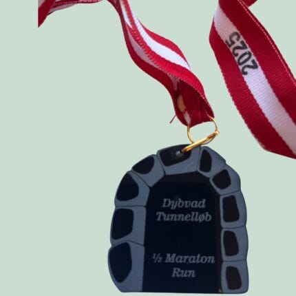 Medalje fra Dybvad Tunnelløb 2023 halvmaraton.