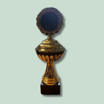 Guldpokal på grøn baggrund