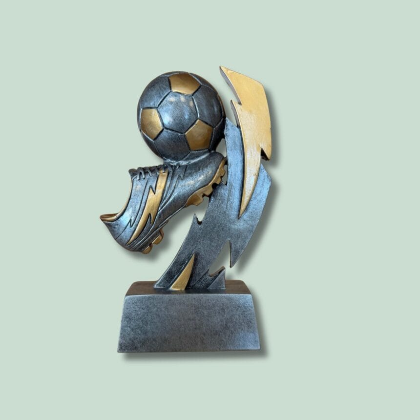 STATUETTE - FODBOLDSTØVLE MED LYN Fodboldpokal med støvle og lyn design