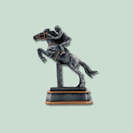 Skulptur af hest og rytter i spring