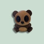 Træfigur af panda bjørn med store øjne.