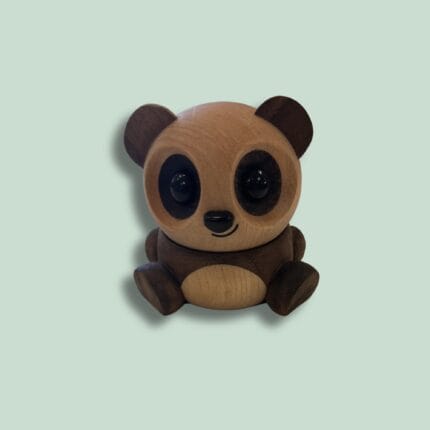 Træfigur af panda bjørn med store øjne.