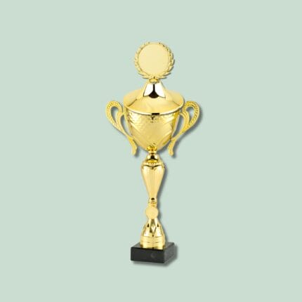 Guld pokal på grøn baggrund