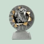 Ryttertrofæ i metal og guld detaljer
