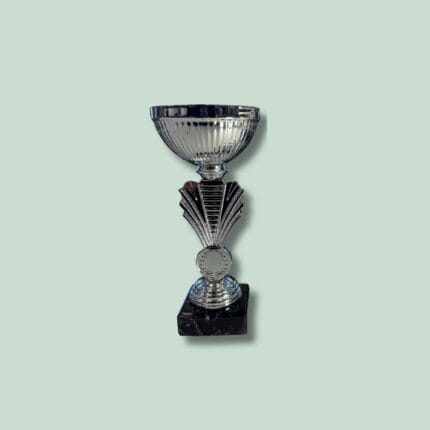Sølv pokal på sort marmorsokkel